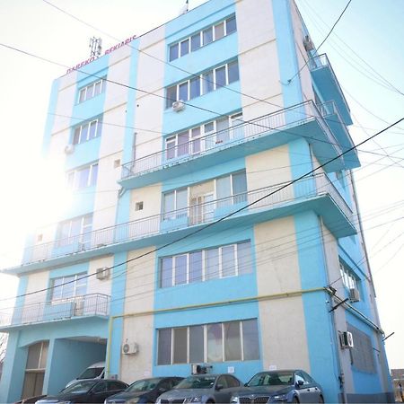 Luana Airport Apartments #9 オトペニ エクステリア 写真